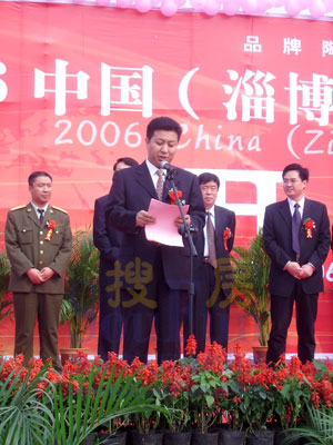 淄川區(qū)政府副區(qū)長(zhǎng)孫英淘主持開幕式 淄川區(qū)政府副區(qū)長(zhǎng)孫英淘主持開幕式