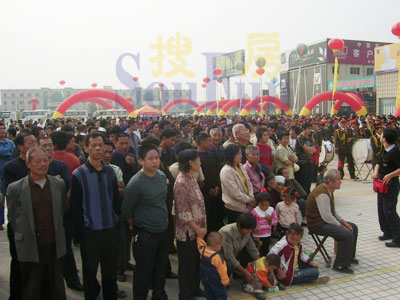 開幕式現(xiàn)場(chǎng)人山人海 開幕式現(xiàn)場(chǎng)人山人海