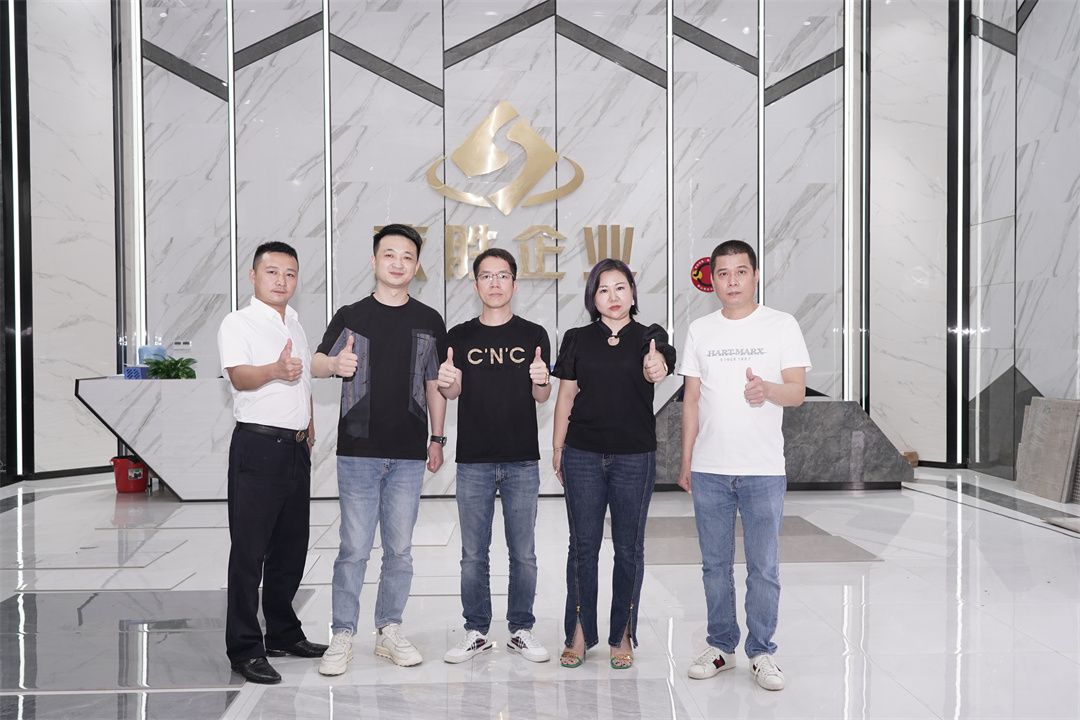 從左到右：億方國際品牌總經(jīng)理 楊一龍，致勝企業(yè) 營銷總經(jīng)理 栗一鳴，致勝企業(yè)董事 林志波，致勝陶瓷品牌總經(jīng)理 譚莉，衡大陶瓷品牌總經(jīng)理 羅寶鈿.jpg