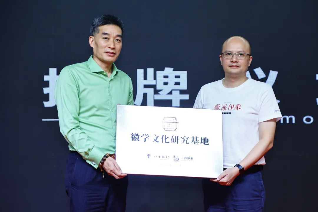 上?；崭麻L鄭宏祝（左）冠軍磁磚董事總經(jīng)理龍根（右）.jpg