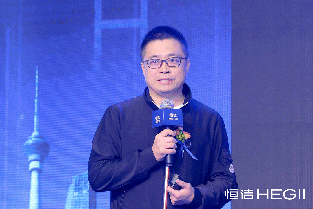 6、GIF：優(yōu)居張院長、網(wǎng)易家居胡總演講照.gif