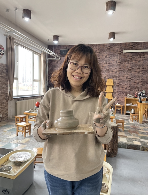 體驗(yàn)非遺熱辣滾燙――盛世長安小學(xué)開展“三八” 女神節(jié)陶藝制作活動 (3).jpg