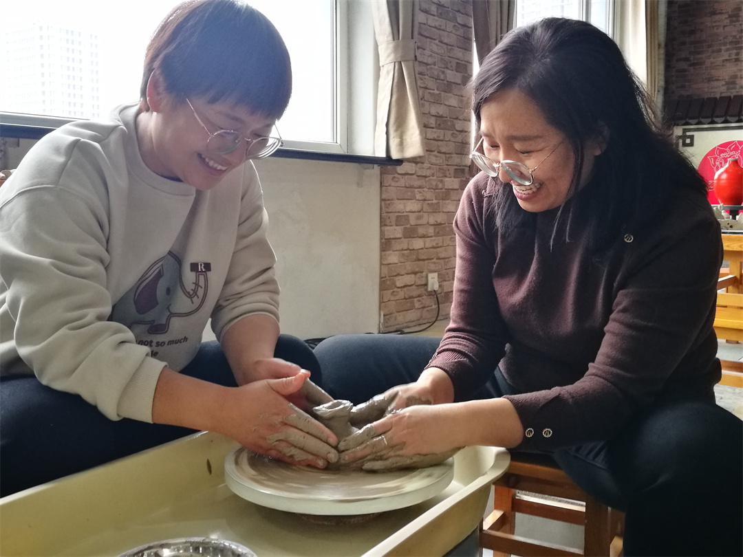 體驗(yàn)非遺熱辣滾燙――盛世長安小學(xué)開展“三八” 女神節(jié)陶藝制作活動 (7).jpg