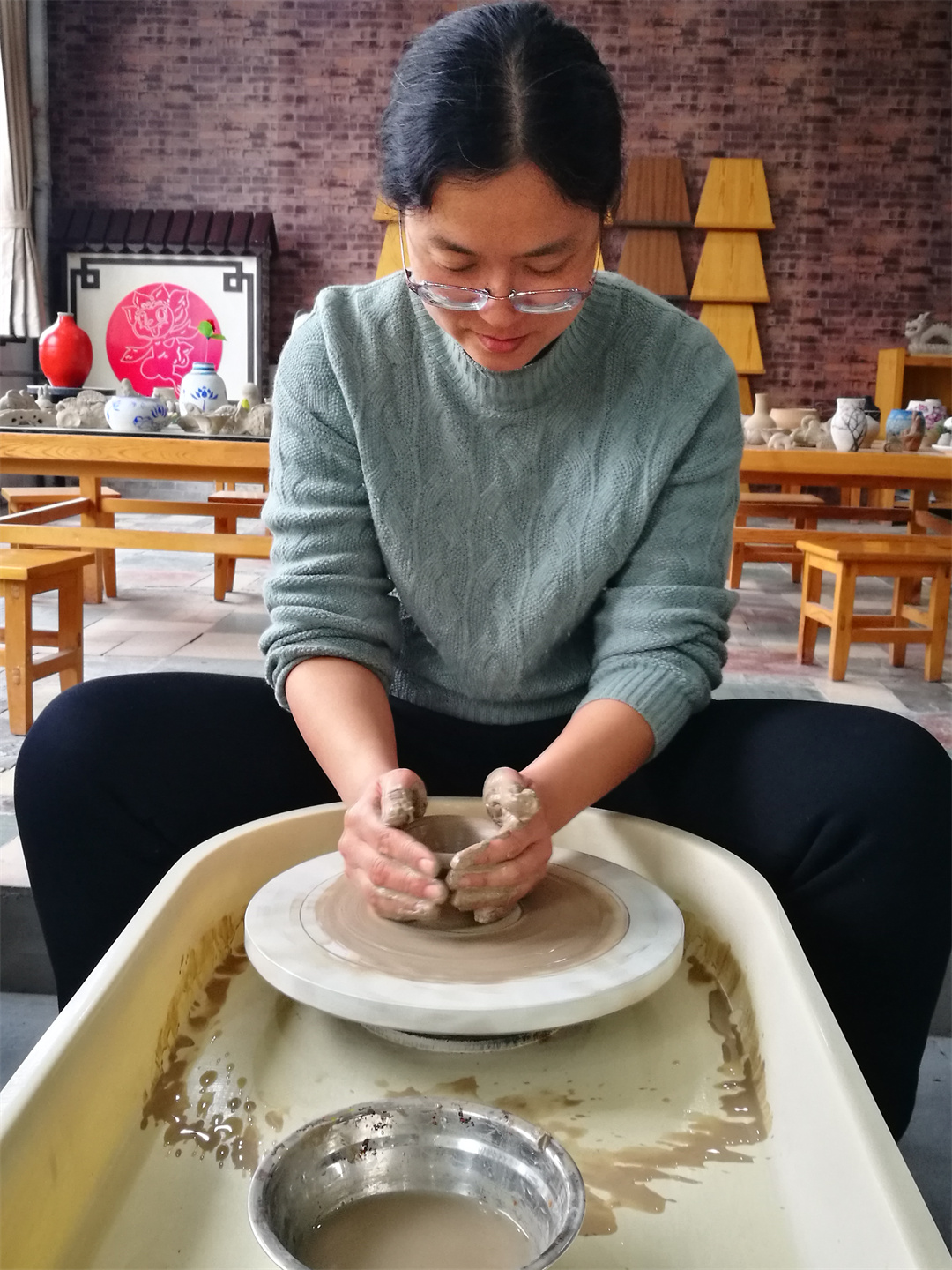 體驗(yàn)非遺熱辣滾燙――盛世長安小學(xué)開展“三八” 女神節(jié)陶藝制作活動 (8).jpg