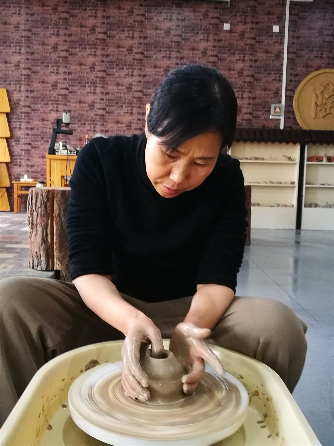 體驗(yàn)非遺熱辣滾燙――盛世長安小學(xué)開展“三八” 女神節(jié)陶藝制作活動 (9).jpg
