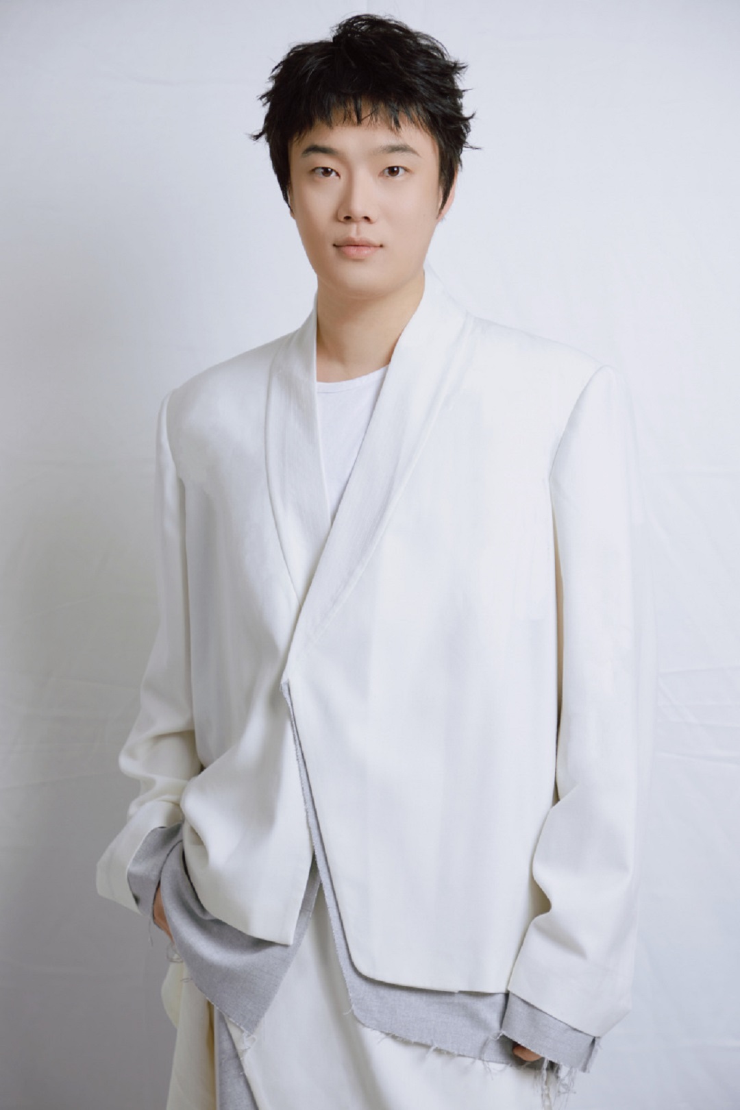 5 0 明星服裝定制設(shè)計師，三寸盛京華服品牌創(chuàng)始人張突然.jpg