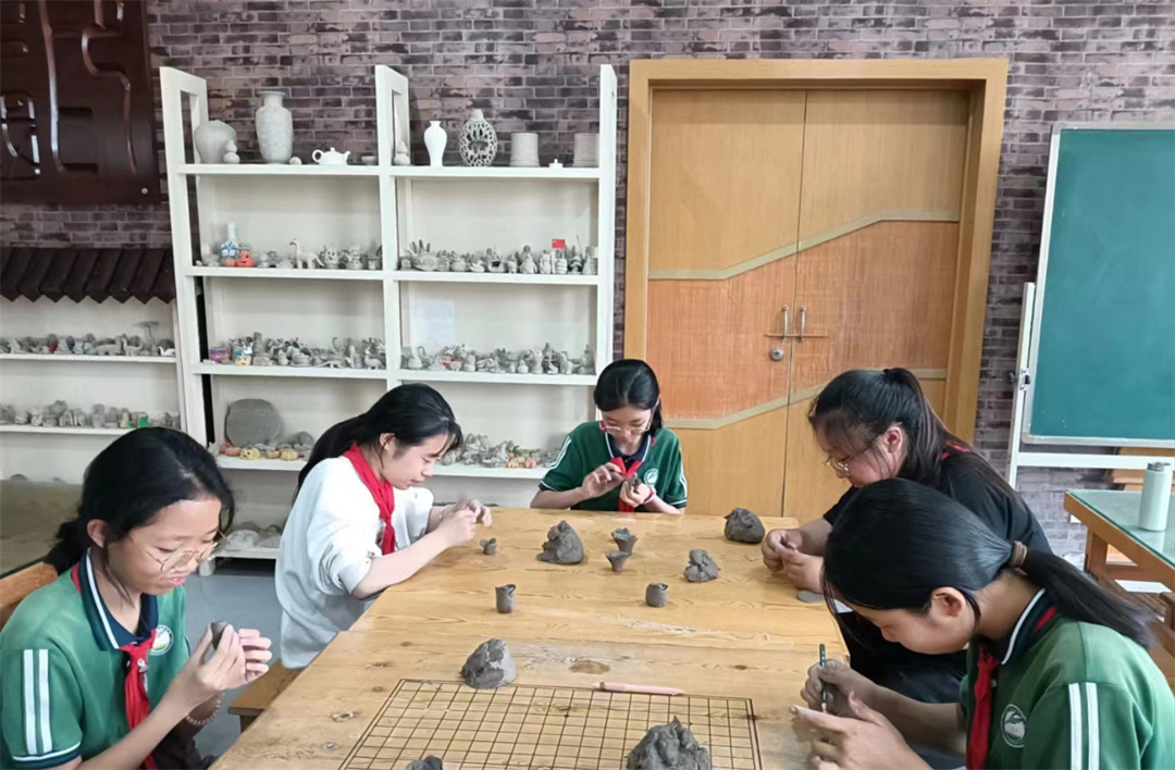 “大國小工匠”――盛世長安小學陶藝社團開展“五一”指尖創(chuàng)意技能競賽活動04.jpg