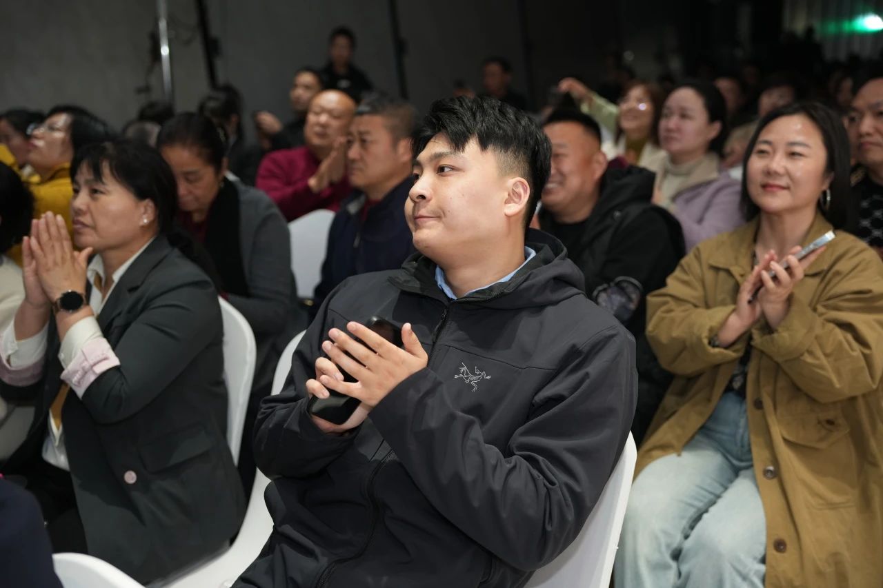 獅王瓷磚“云脈覺醒”發(fā)布會(huì)：共繪新藍(lán)圖 共贏2025！11.jpg